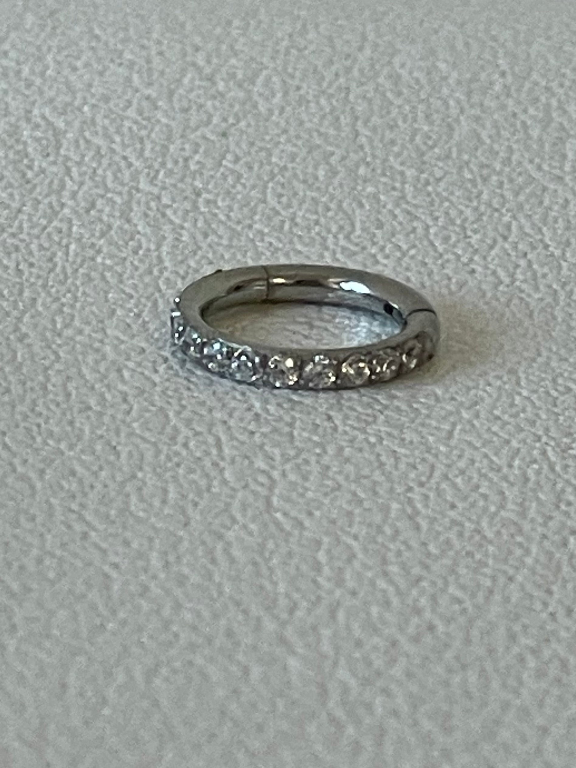 Charlotte - Piercing Septum/hélix/tragus